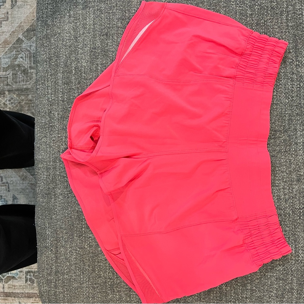 Lululemon Hotty Hot HR 2.5in Short, size 8, Lip Gloss